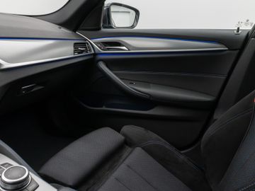 Fahrzeugabbildung BMW 520d xDr Tour HUD DAB Komfortzugang HI-FI