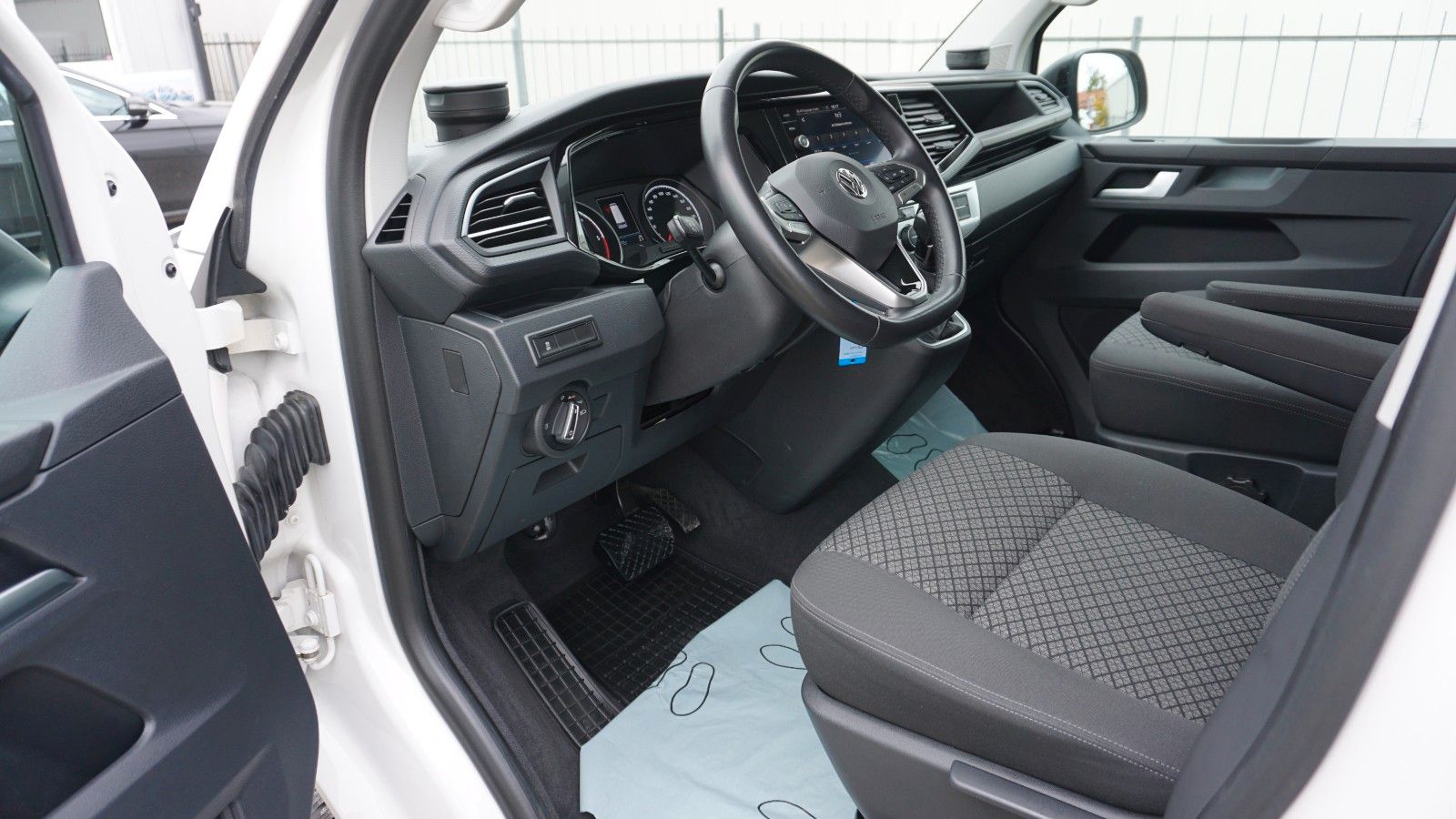 Fahrzeugabbildung Volkswagen T6 Multivan 2.0L TDI DSG Kamera Navi AHK 7 Sitze