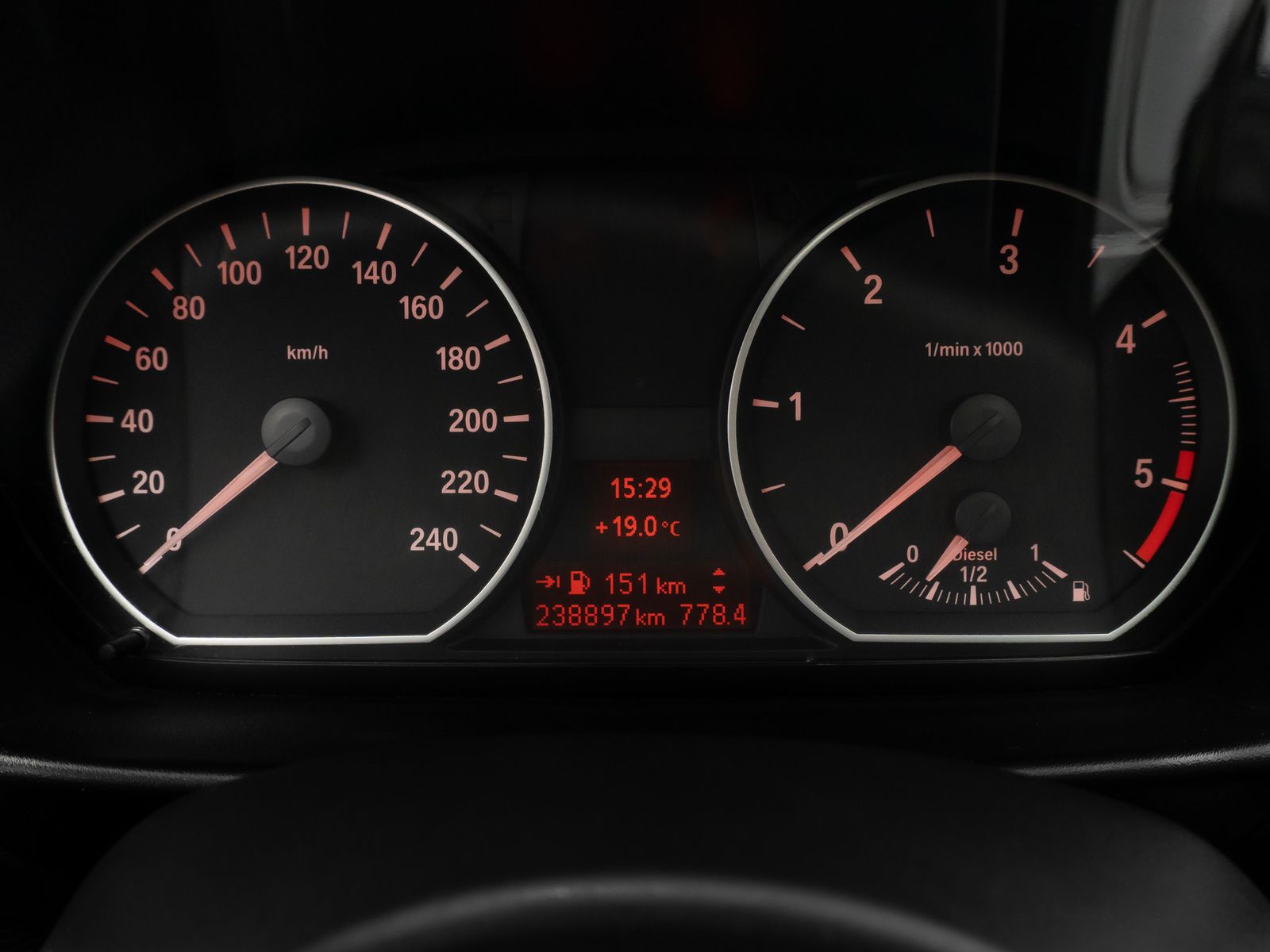 Fahrzeugabbildung BMW 118d Glasdach Navi Sitzhzg Xenon PDC 8Fach