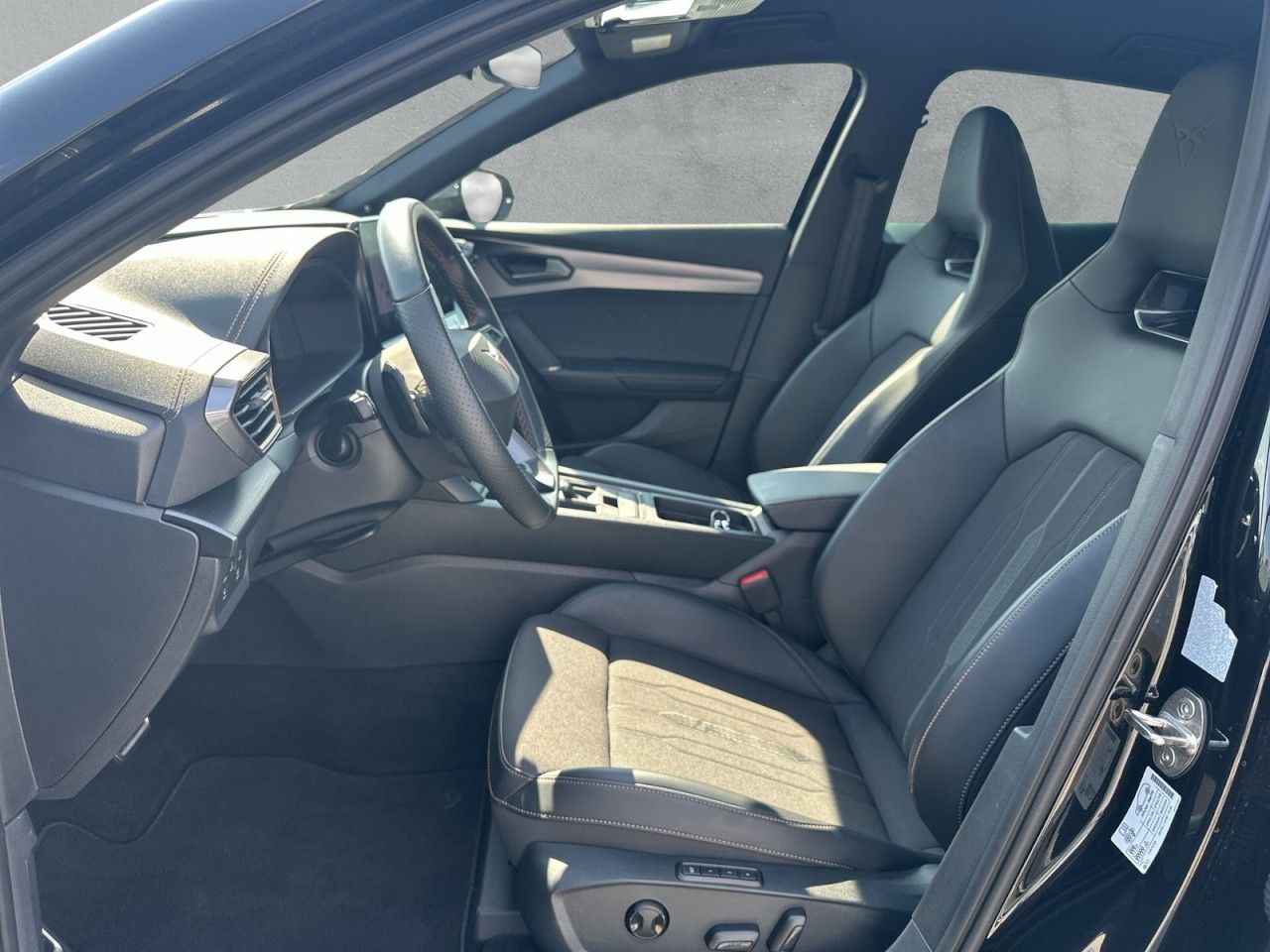 Fahrzeugabbildung CUPRA Formentor VZ 2.0TSI 4Drive 310PS DSG+*AHK*Beats* - mit KI generiert/bearbeitet