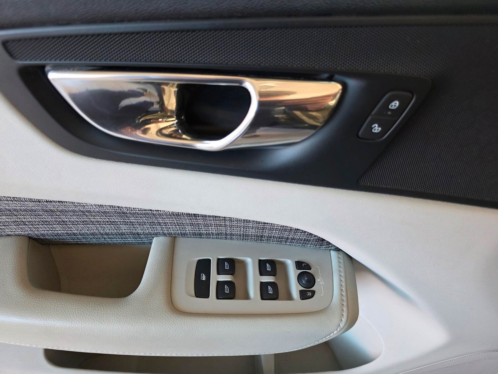 Fahrzeugabbildung Volvo XC 60 D4 /StandHz/Keyless/Carplay/Ahk