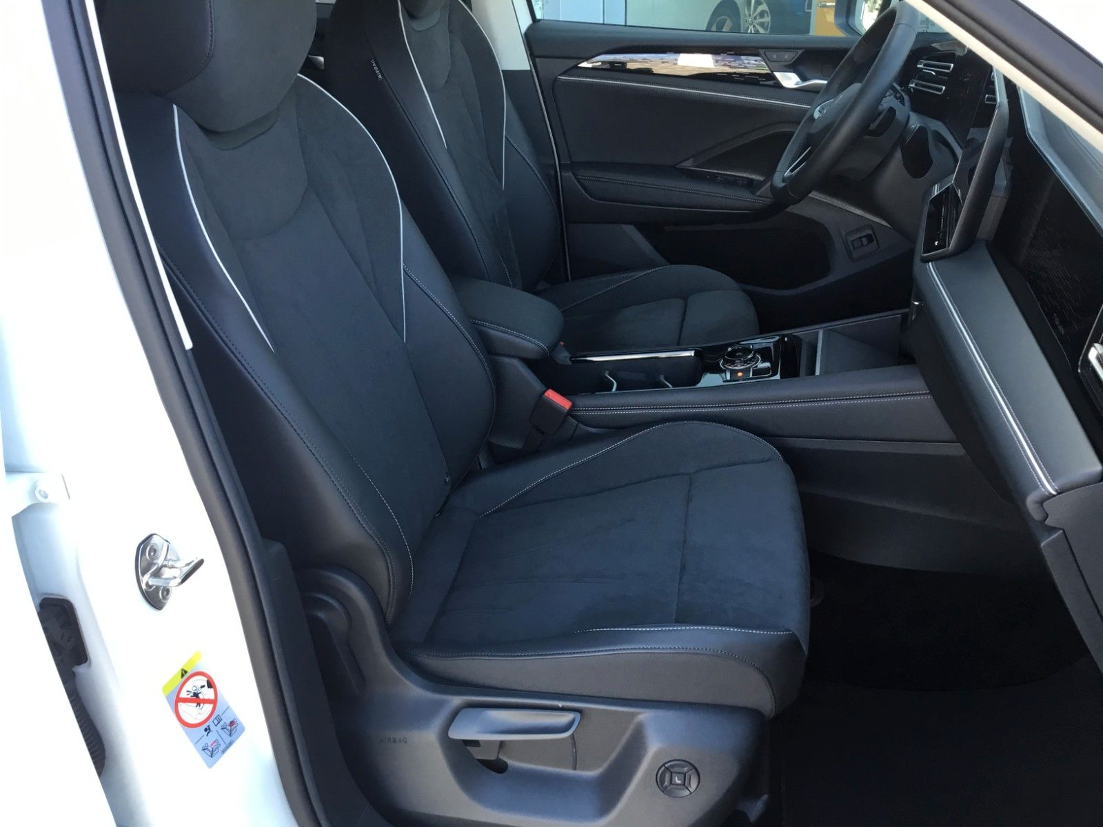 Fahrzeugabbildung Volkswagen Tiguan 1.5 eTSI DSG Elegance+360°+MatrixLED+AHK