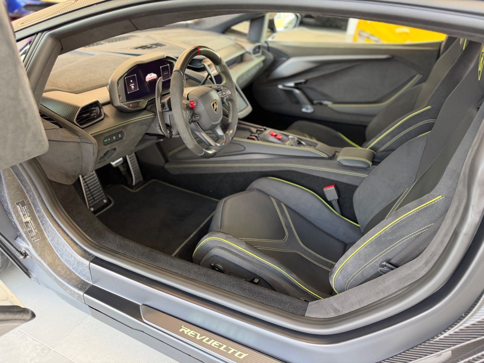 Revuelto V12 Full Carbon Lift Sonus