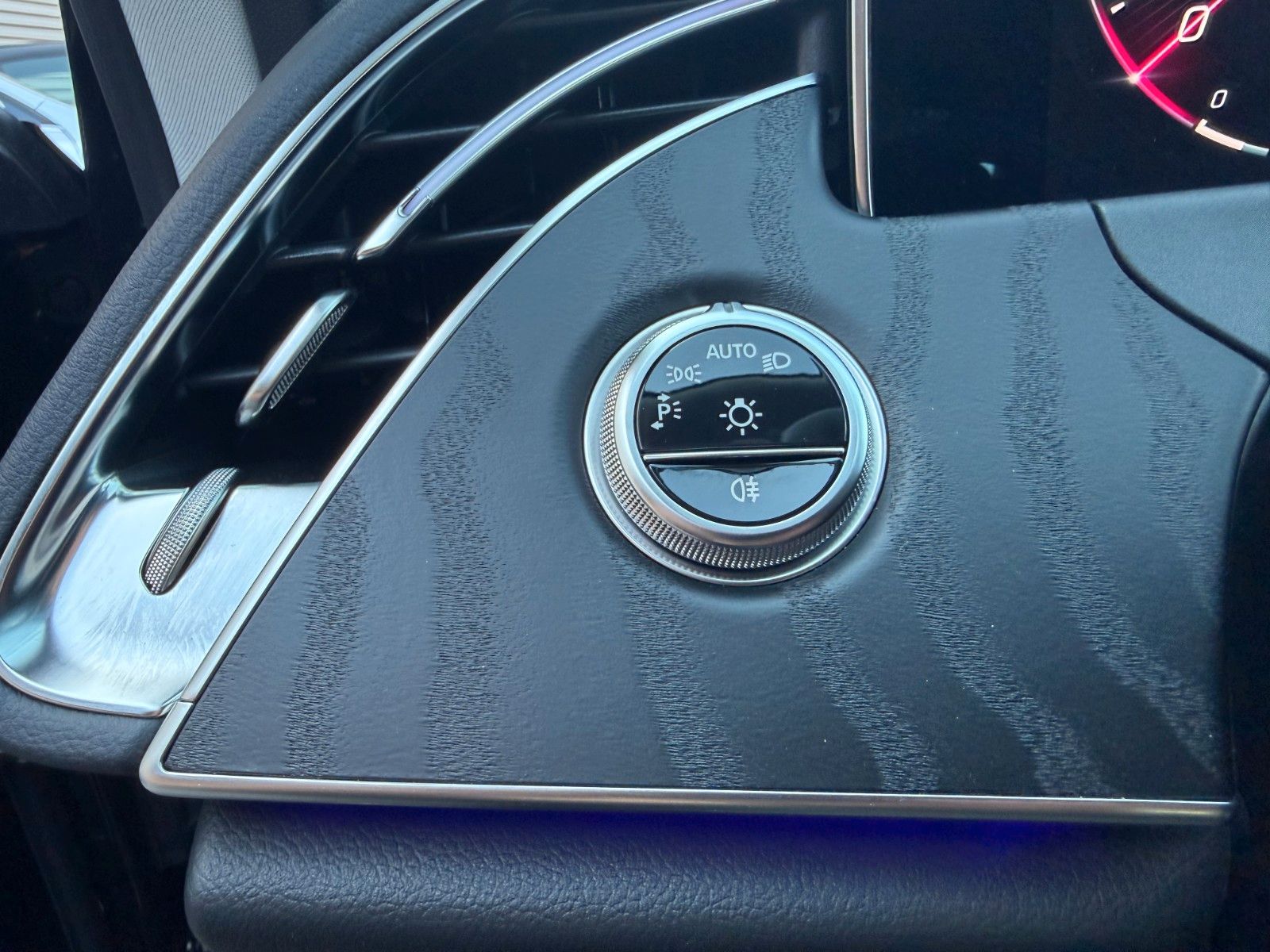 Fahrzeugabbildung Mercedes-Benz E 200 T AVANTGARDE+DISTR+MBUX+AHK+KEYL+LED+TOTW+