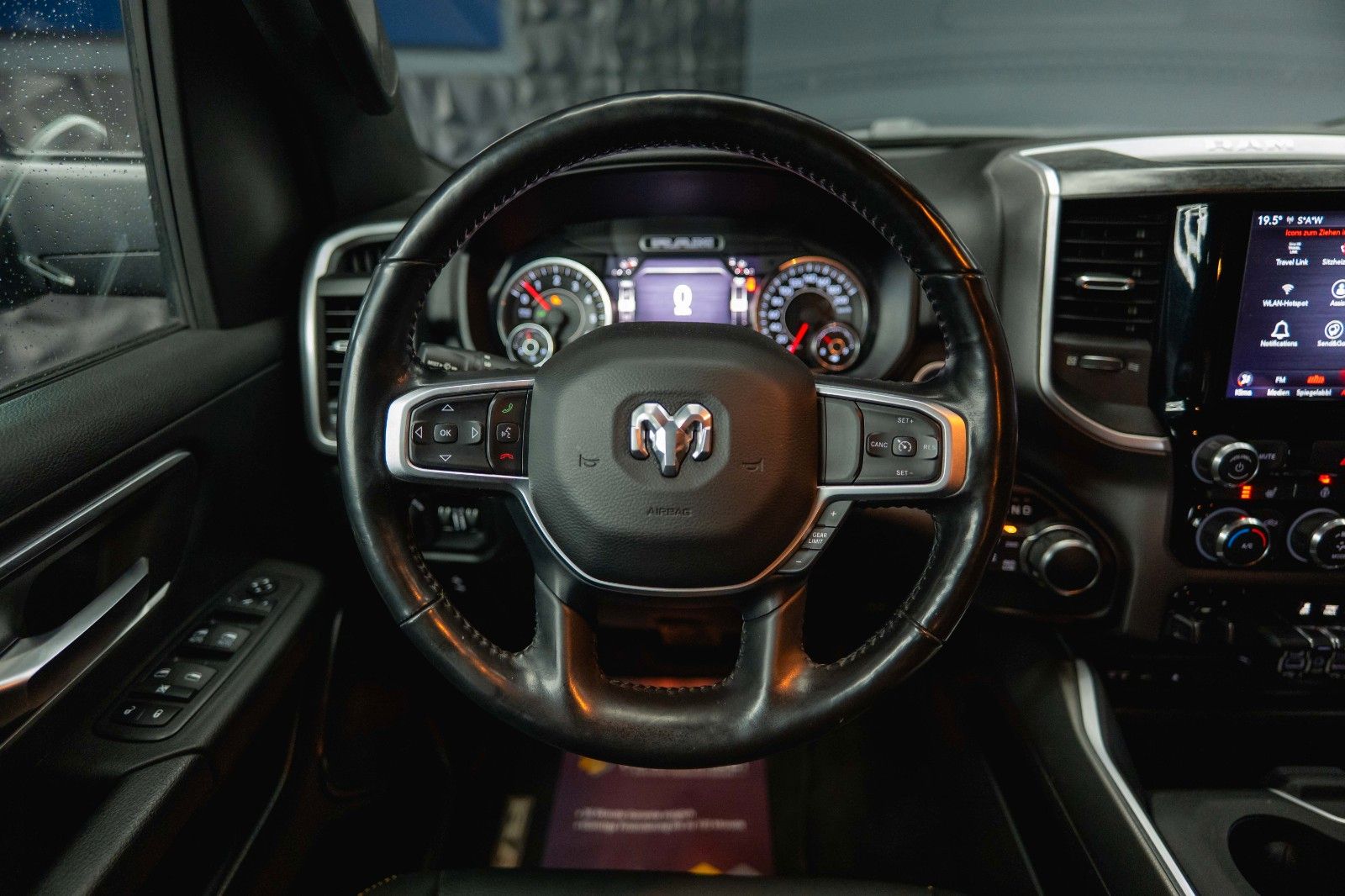 Fahrzeugabbildung Dodge RAM 5.7 V8 HEMI 4x4 OFFROAD Night HarleyDavidson