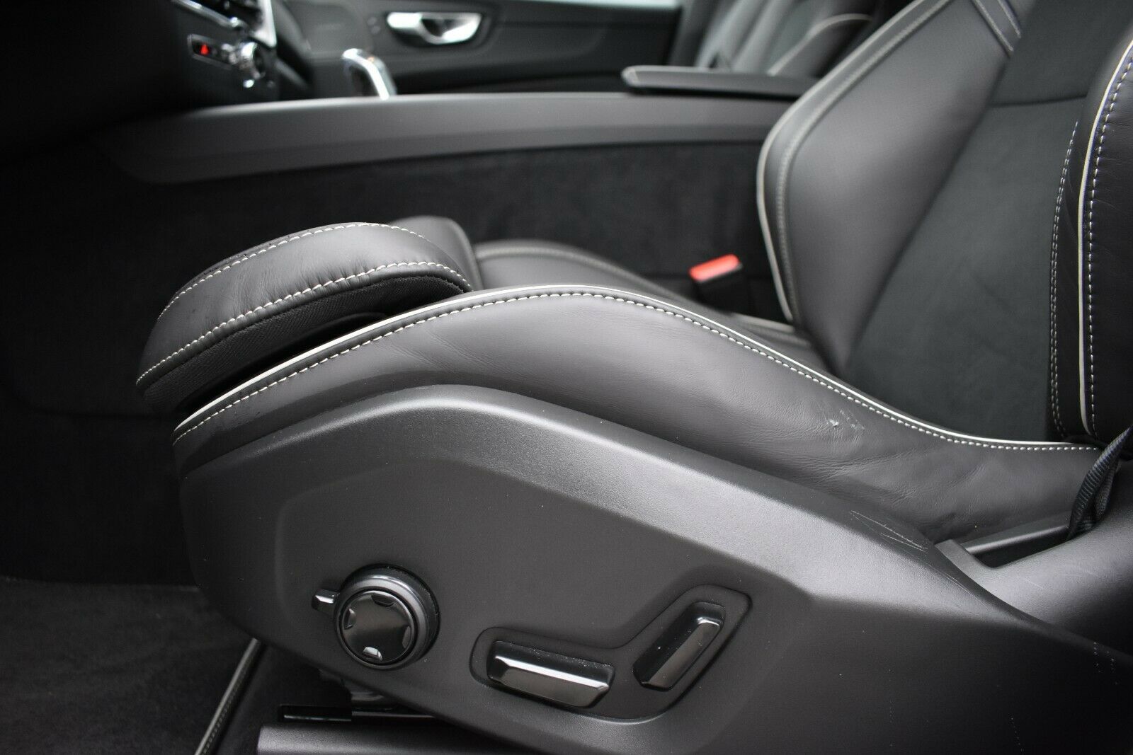 Fahrzeugabbildung Volvo XC60 T8 Twin Eng* R-Design Luft*ACC*AHK*AWD*STHZ