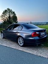 BMW E90 320i - BMW 320 mit Benzin-Antrieb: Limousine, 320i E90
