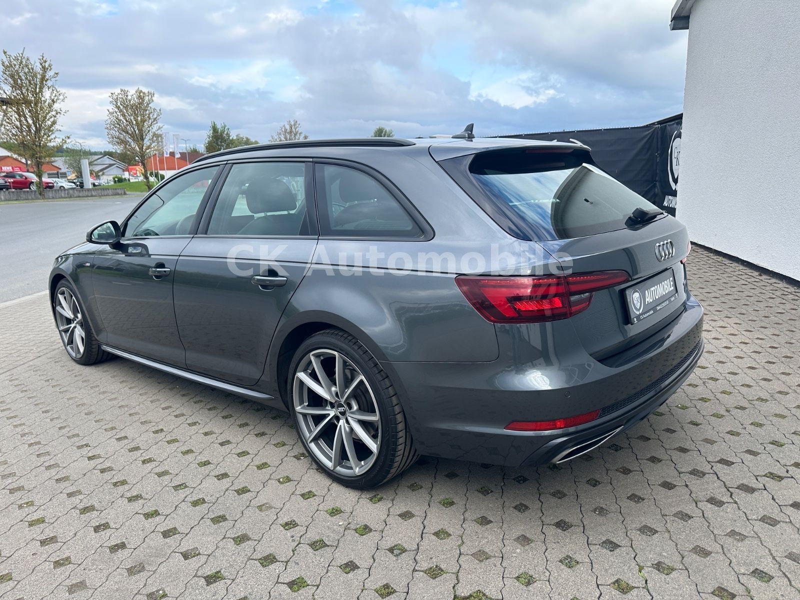 Fahrzeugabbildung Audi A4 Avant 40 TDI Quattro S-Line/Navi/LED/ACC