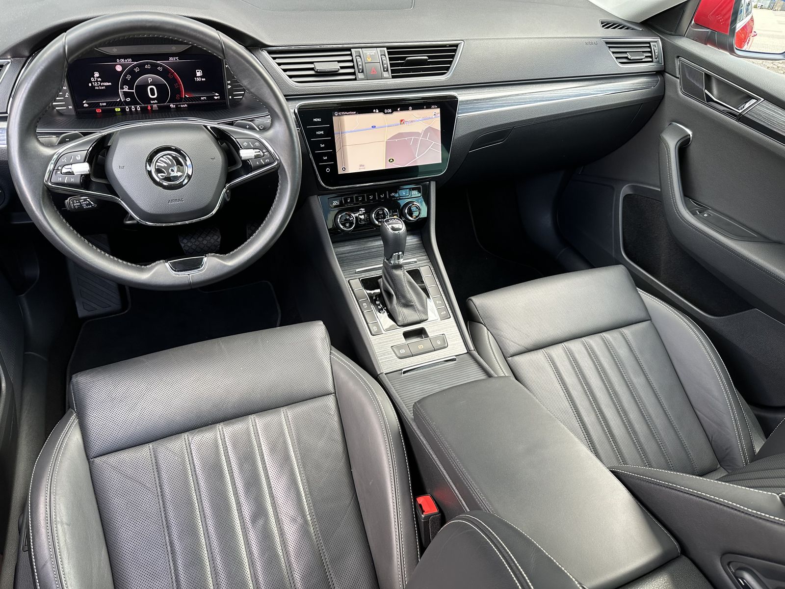 Fahrzeugabbildung SKODA Superb Combi 2.0 TDI DSG Premium Ed NAV+LED+PANO