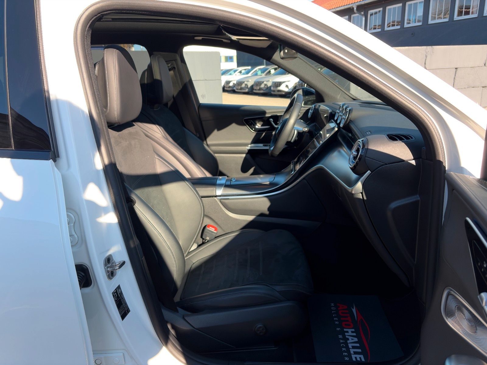 Fahrzeugabbildung Mercedes-Benz GLC 200 4M AMG + Pano Standhzg Burmester ACC AHK