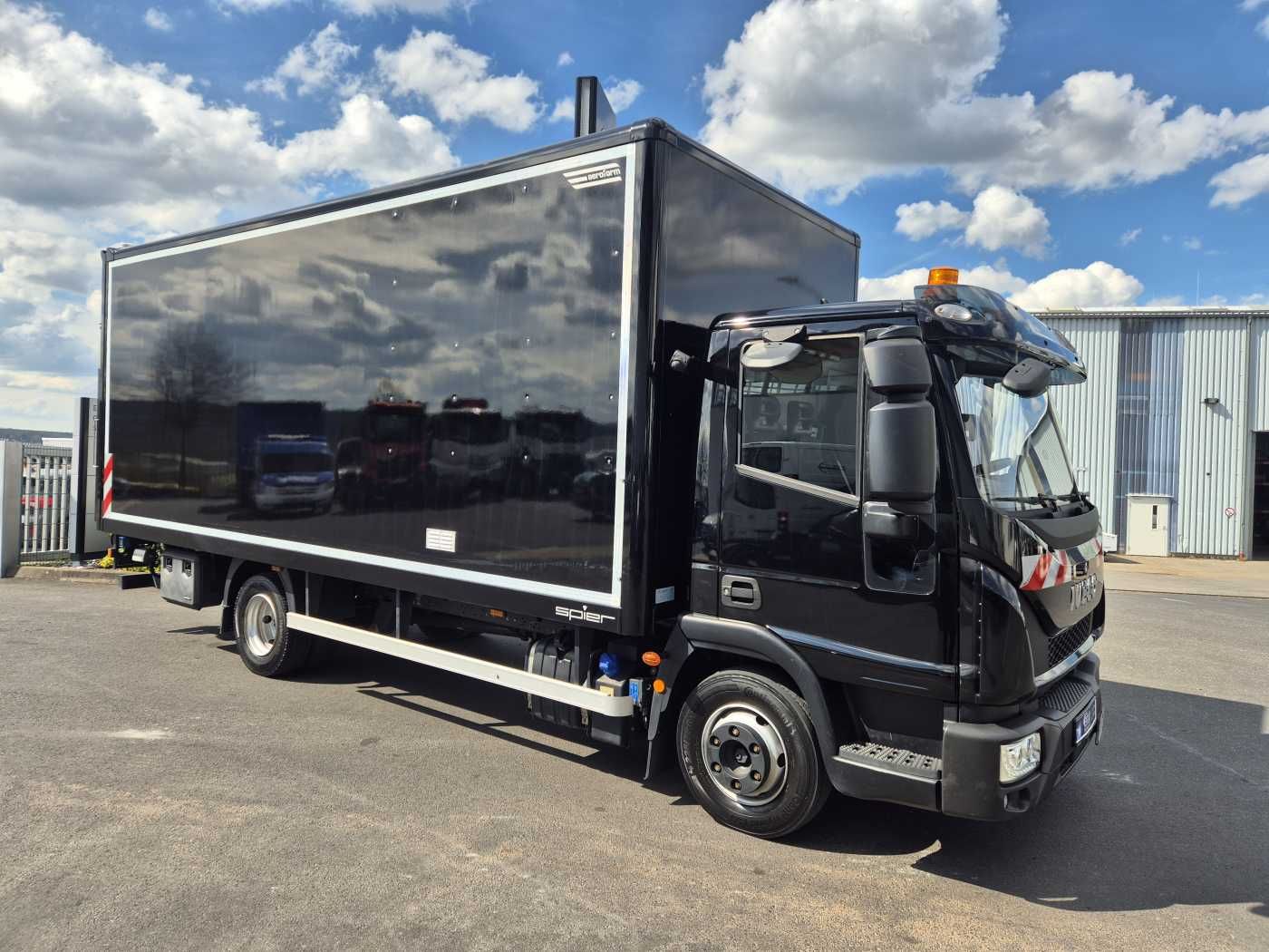 Fahrzeugabbildung Iveco Eurocargo ML80E21/P LBW Bär 1.500kg 2x AHK