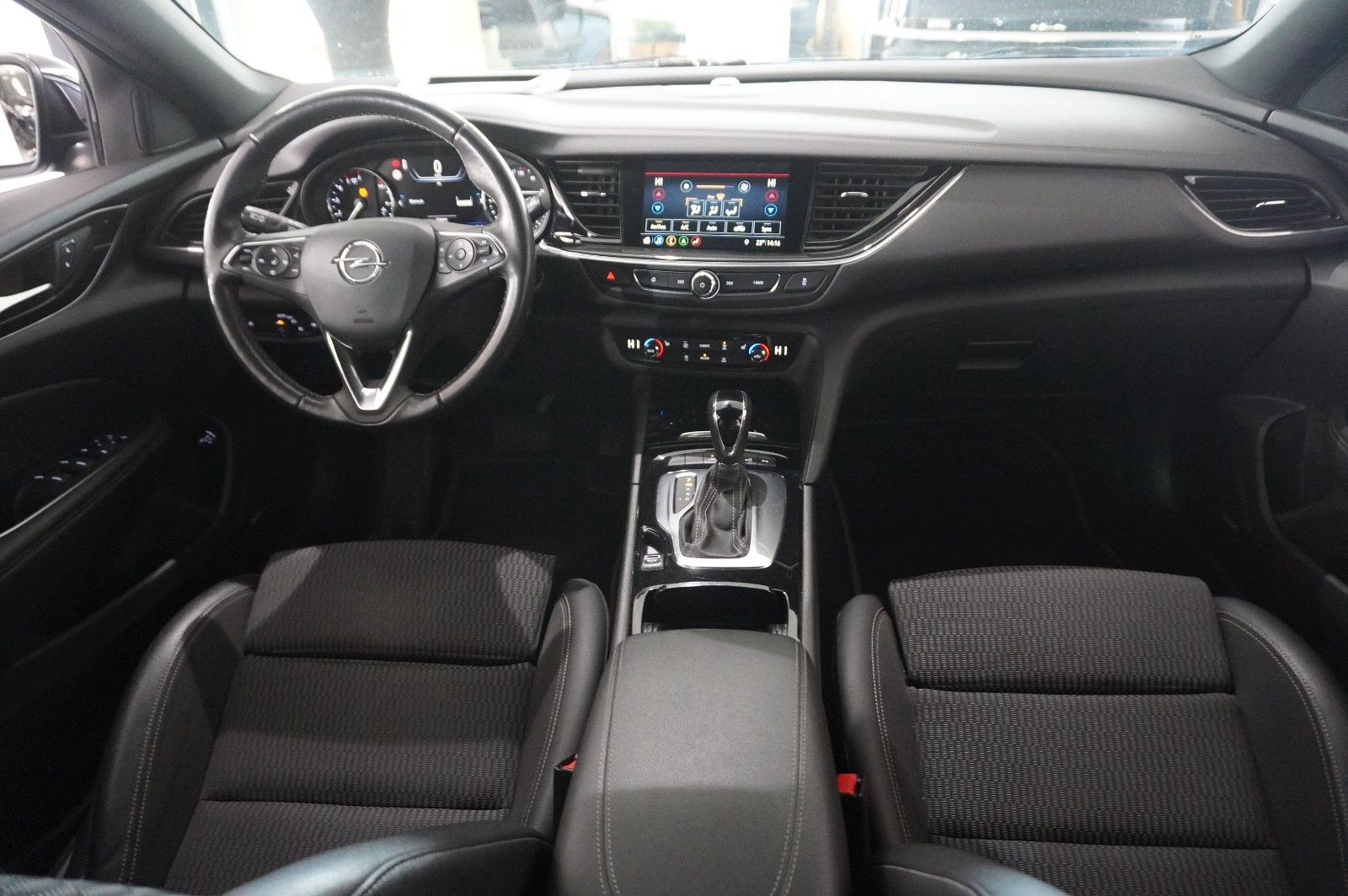 Fahrzeugabbildung Opel Insignia B ST 2.0D ELEGANCE 4X4 NAVI/HUD/BOSE/AH