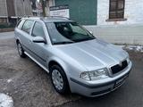 Skoda 1.6 Tour Combi / 2.Hand / Klimaauto. / AHK / PDC - Skoda Octavia aus 2010: Kombi