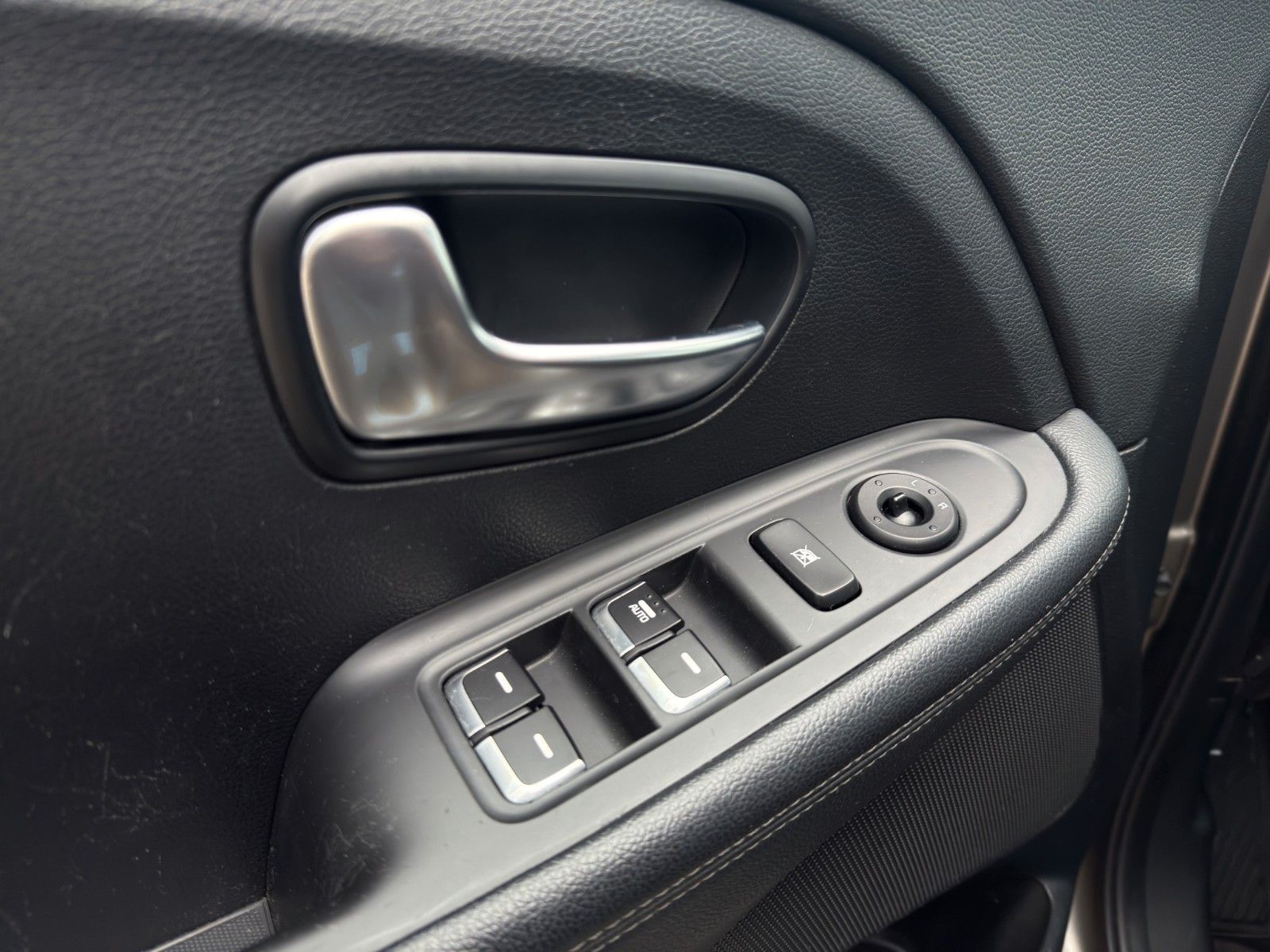 Fahrzeugabbildung Kia Carens Attract *7-Sitzer*Navi*Kamera*Tempomat