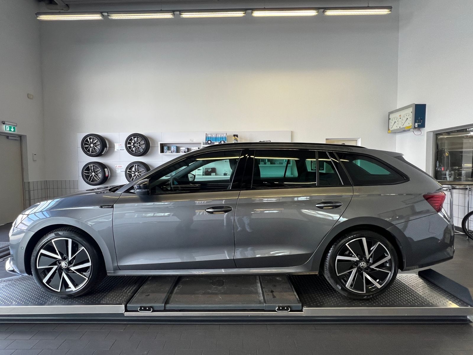 Fahrzeugabbildung SKODA Octavia Combi IV Sportline 2.0 TDI DSG *AHK, LED