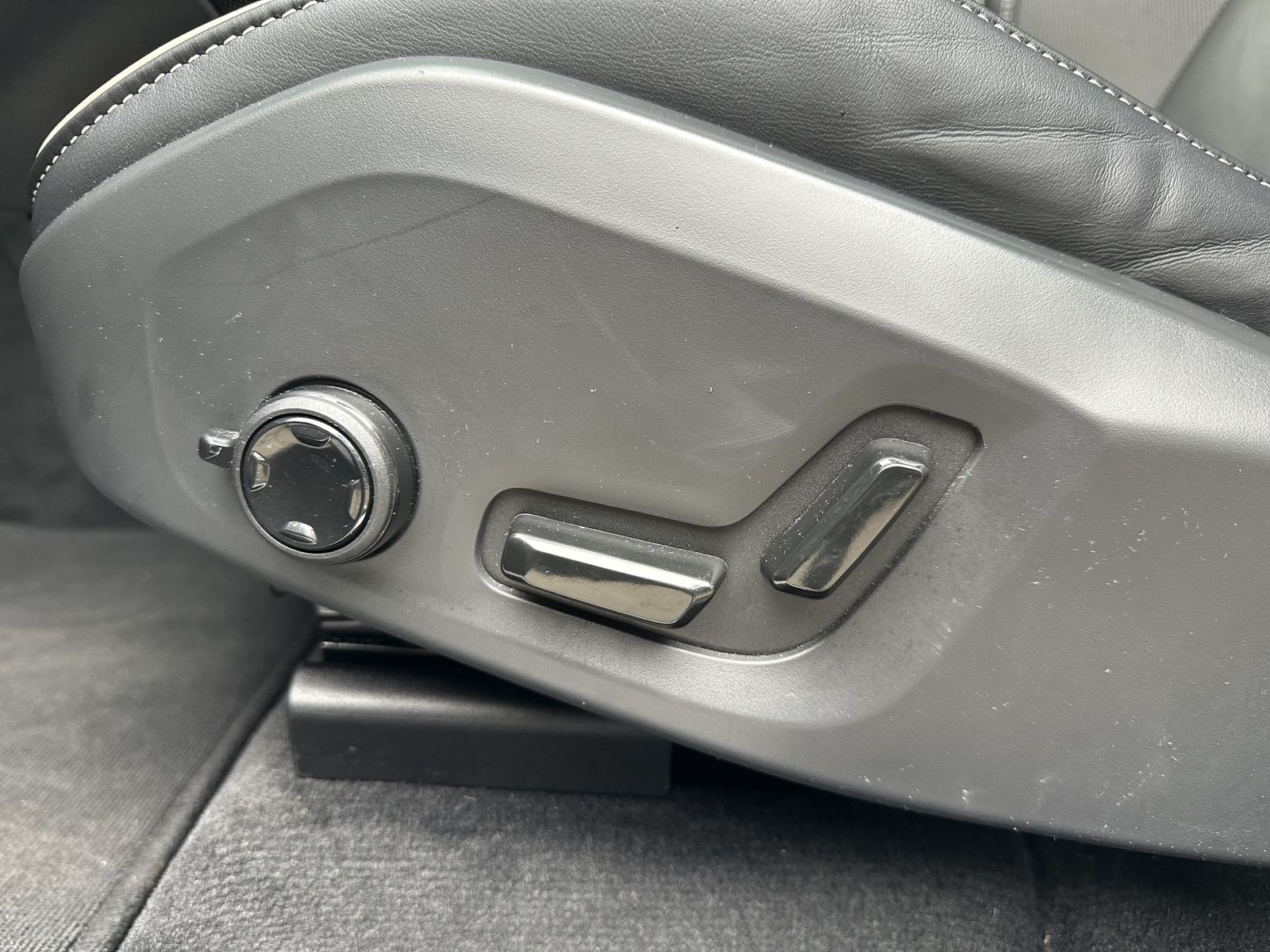 Fahrzeugabbildung Volvo XC60 T6 Plus Dark AT AWD NAV+LED+ACC+360°+PANO