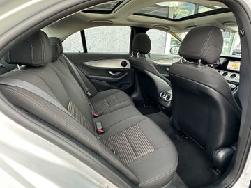 Fahrzeugabbildung Mercedes-Benz E 250 Limousine Avantgarde Pano