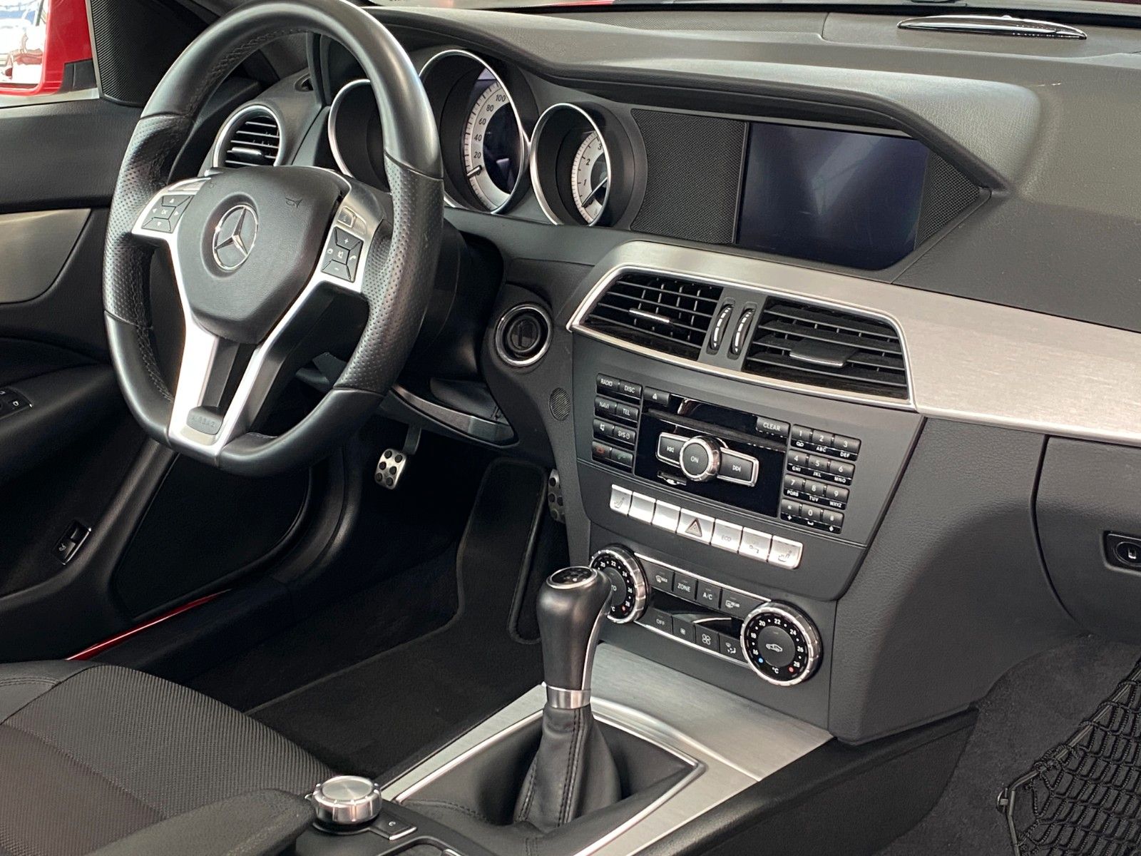 Fahrzeugabbildung Mercedes-Benz C 200 CGI Coupe "Navi Bi-Xenon AMG-Sportpaket "