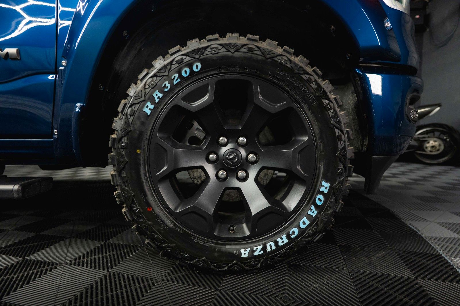 Fahrzeugabbildung Dodge RAM 5.7 V8 HEMI 4x4 OFFROAD Night-Paket *LED*19%