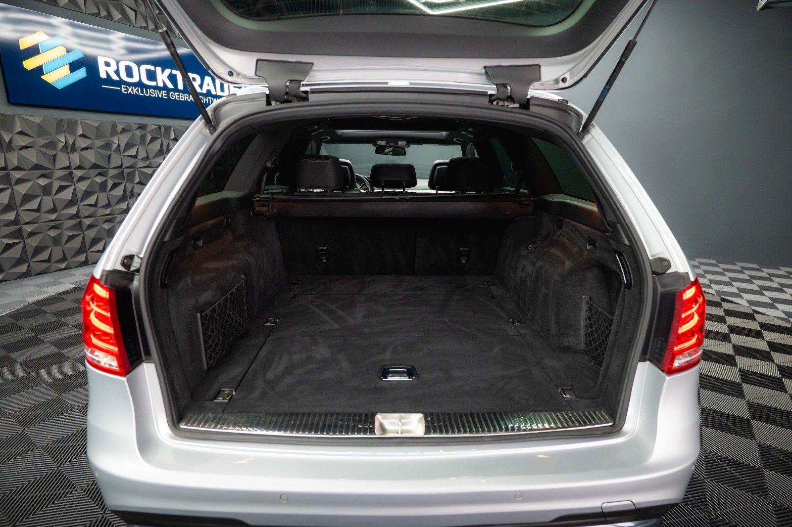 Fahrzeugabbildung Mercedes-Benz E 500 V8 CGI AMG Sport *Airmatic*Pano*ACC*H&K*