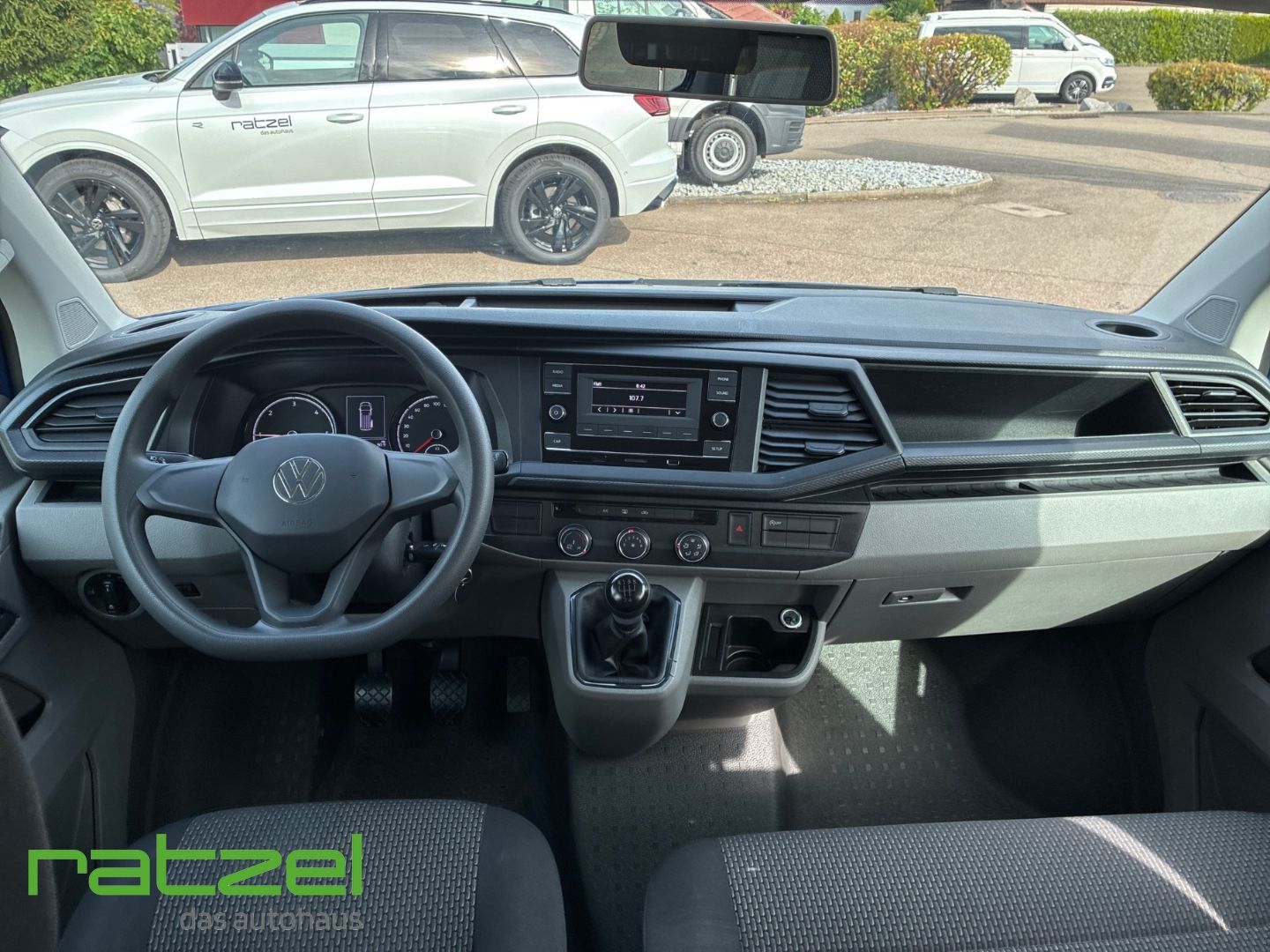 Fahrzeugabbildung Volkswagen T6.1 Kombi 2.0 TDI DAB Notbremsass. PDC 9-Sitzer