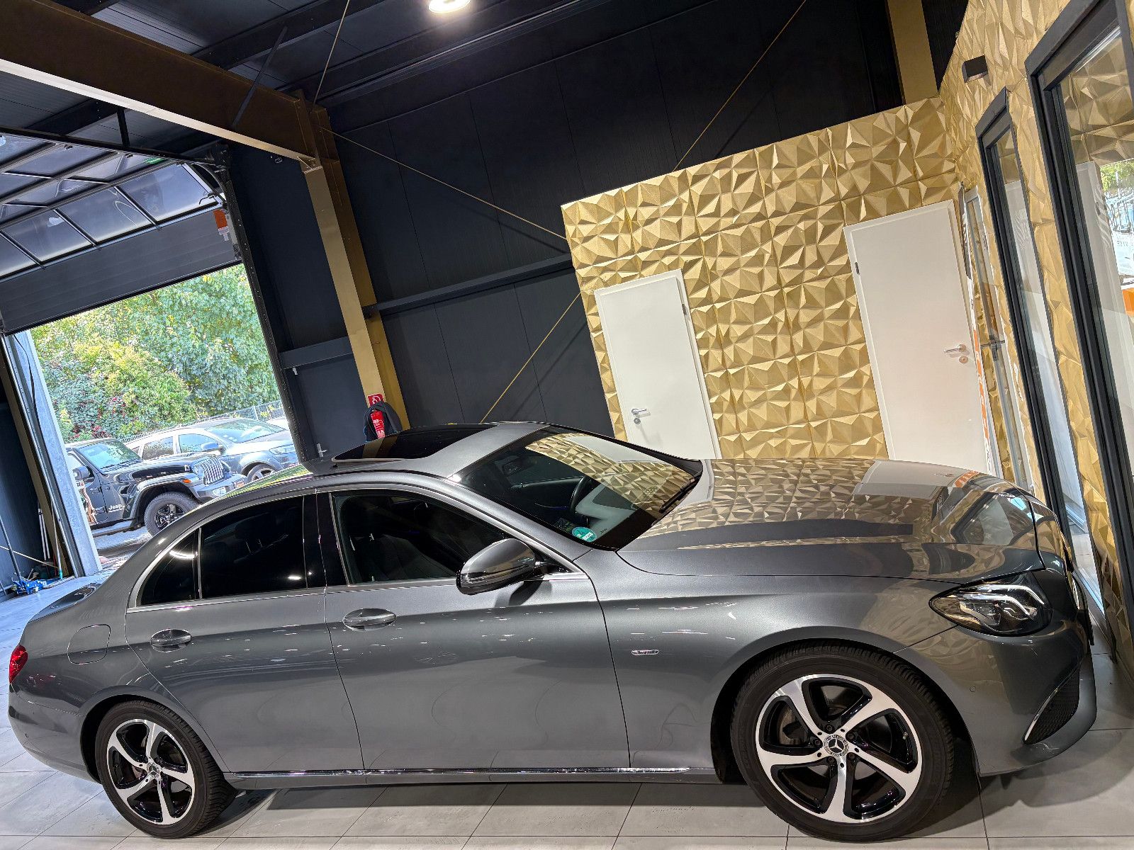 Fahrzeugabbildung Mercedes-Benz E 200 Lim./PANO/AMBIENTE/APPLE/SHZ/KLIMA/