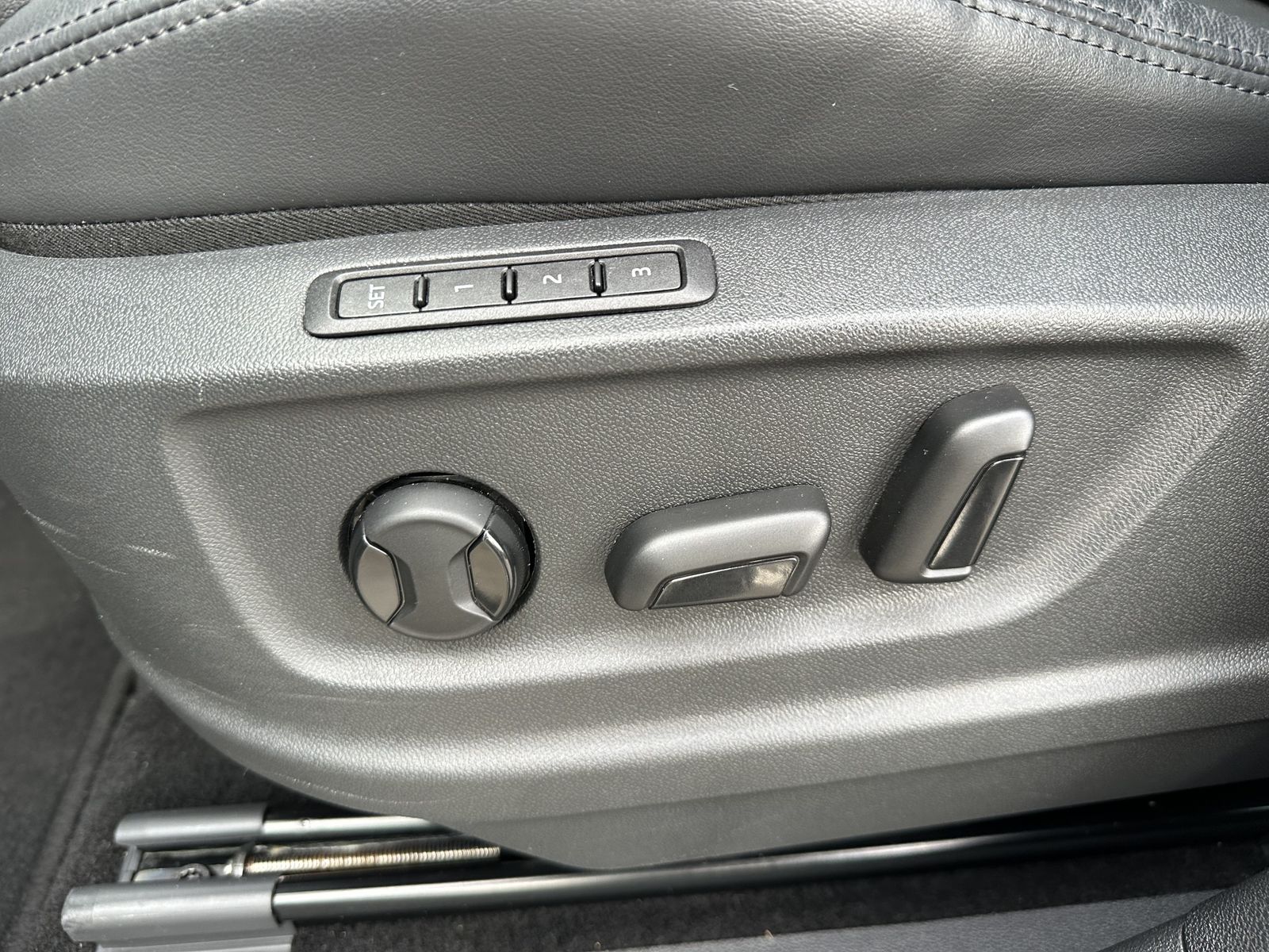 Fahrzeugabbildung SKODA Kodiaq L&K NAV+MATRIX+PANO+ACC+360°+19ZO+CARPLAY