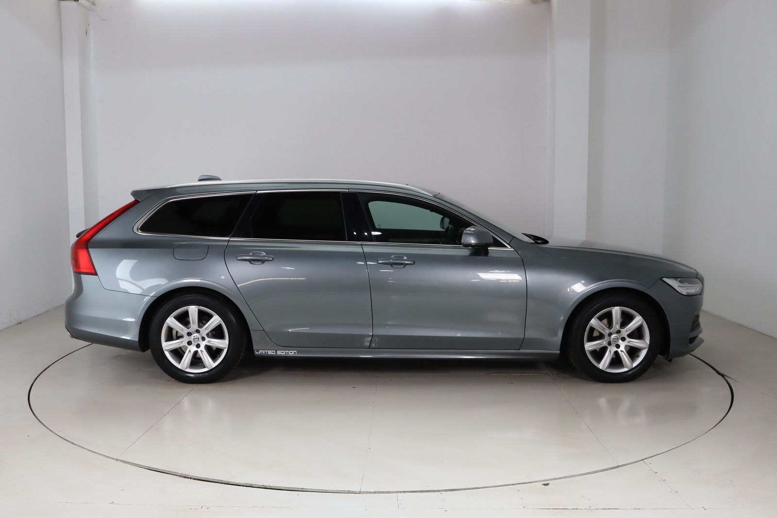 Fahrzeugabbildung Volvo V90 Kombi * HUD * Keyless * Limited Edition Mome