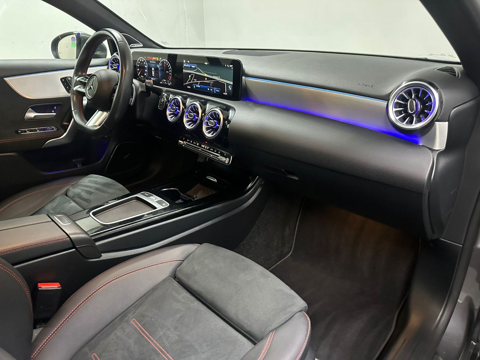 Fahrzeugabbildung Mercedes-Benz A 250 e AMG-LINE*HUD*DISTRO*LED*PANO*KEYLESS*360