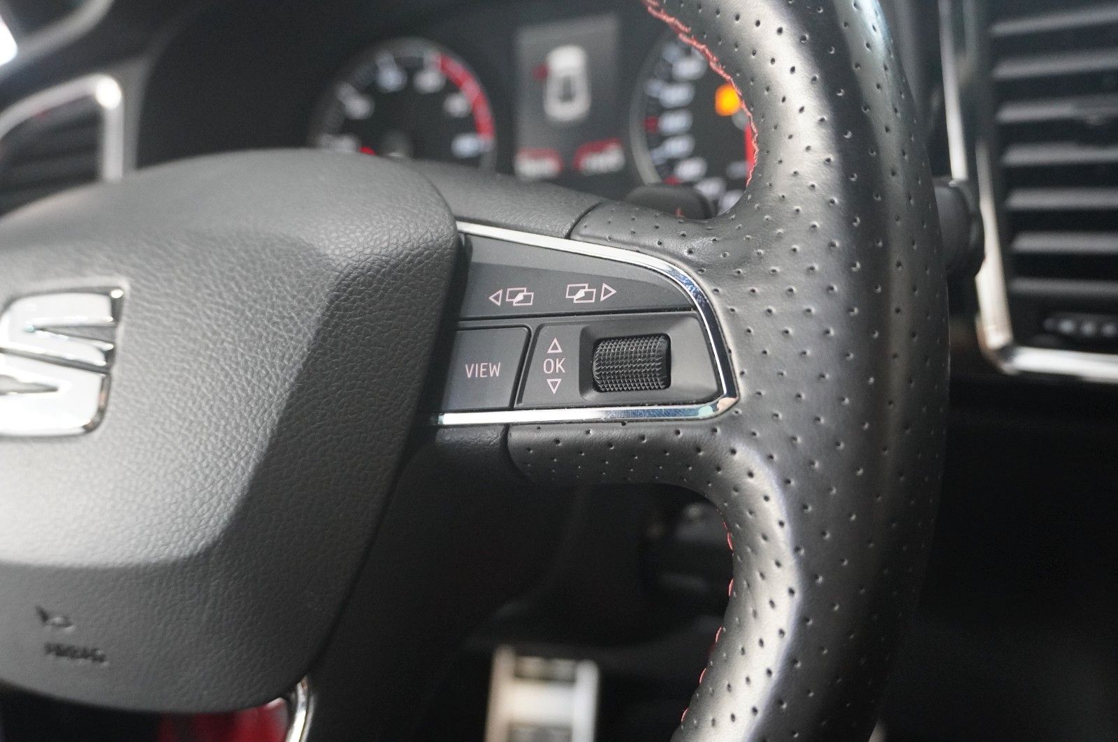 Fahrzeugabbildung SEAT Ateca .1.5 TSI FR SPORT DSG NAVI/LED/KAMERA/AHK