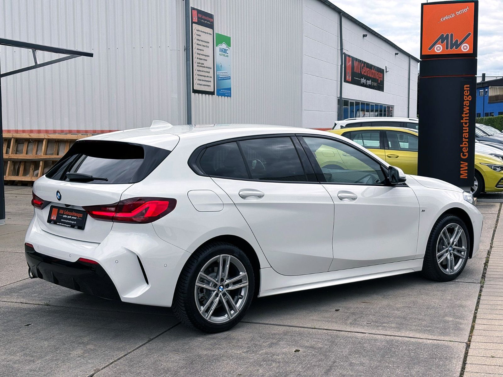 Fahrzeugabbildung BMW 118i M-Sport Steptronic LED KAM PDC AMBI CarPlay