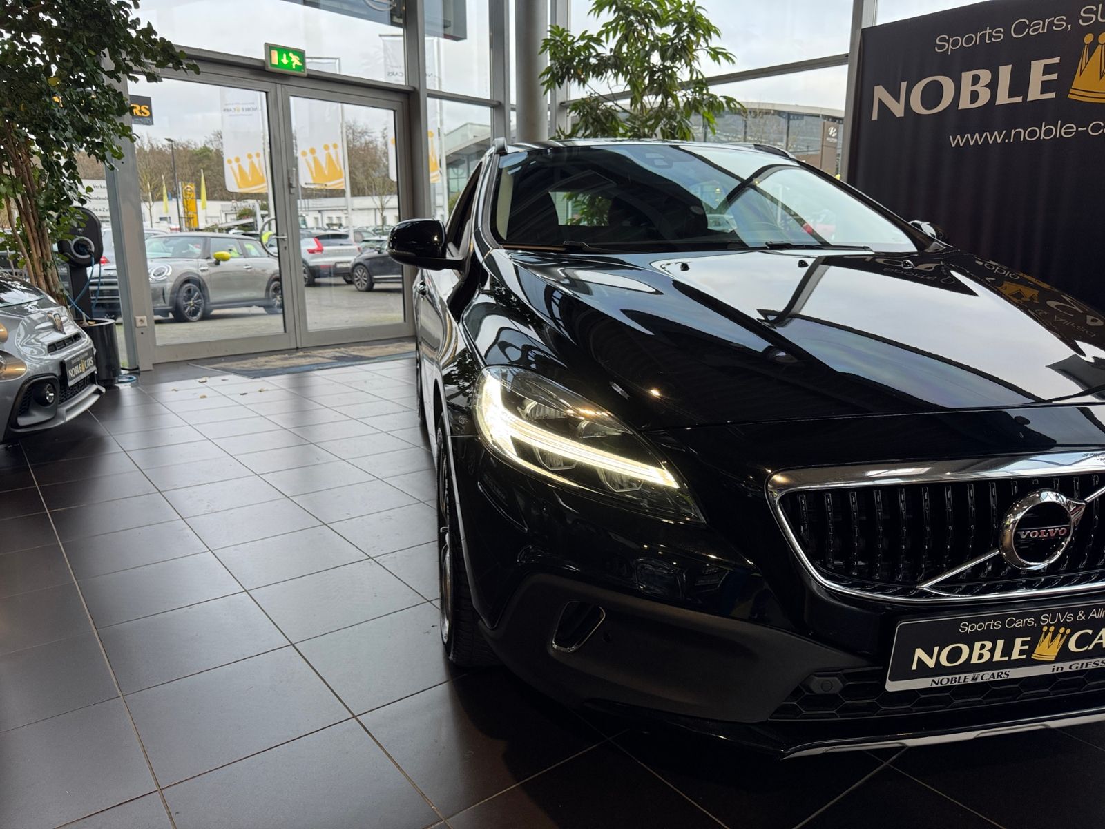 Fahrzeugabbildung Volvo V40 Cross Country Plus KLIMA LED NAVI  AHK