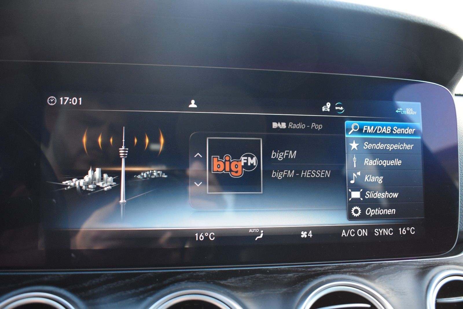 Fahrzeugabbildung Mercedes-Benz E 350d T-Modell HUD/BURMESTER/CARPLAY/LED/KAMERA