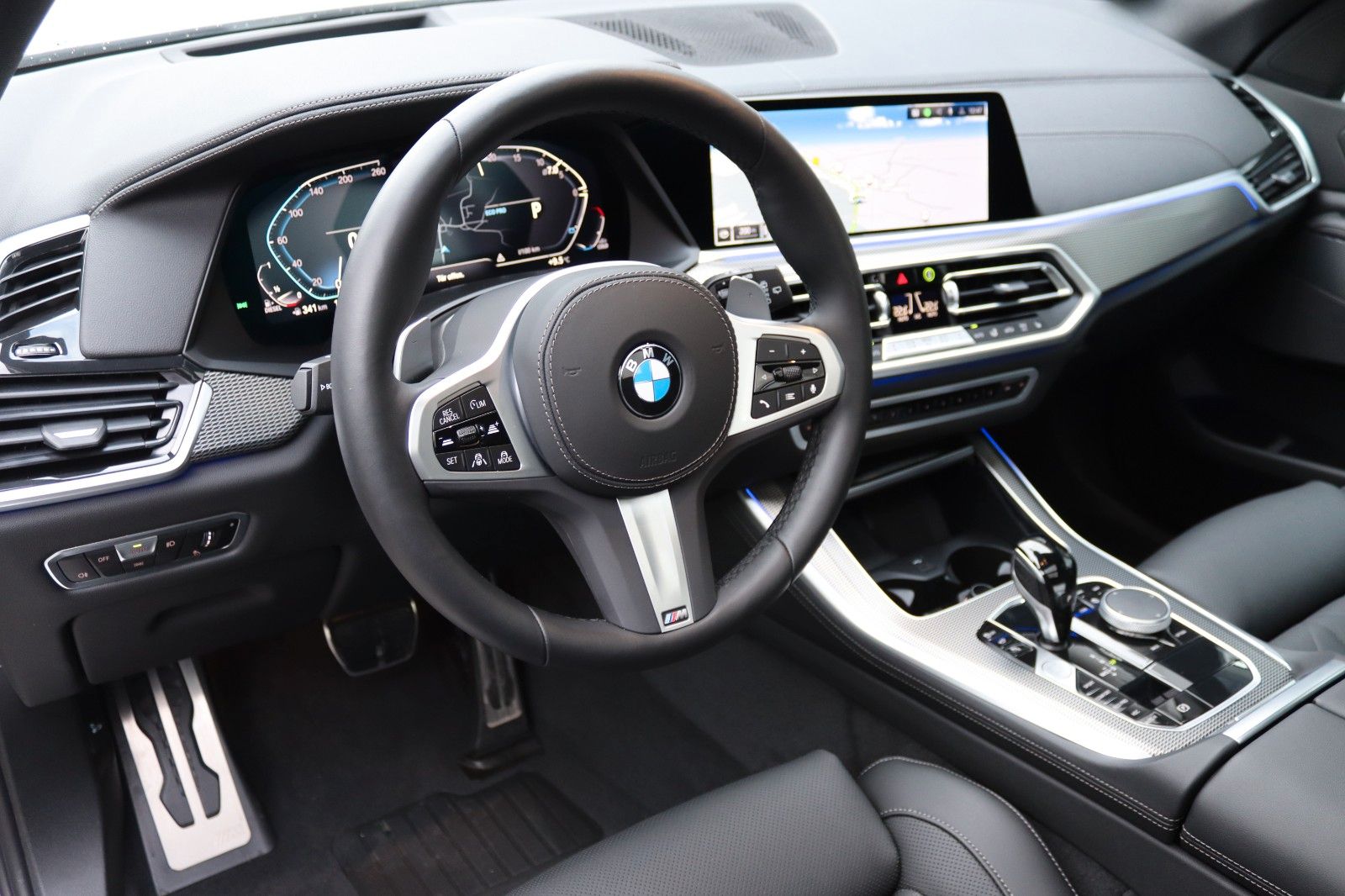 Fahrzeugabbildung BMW X5 xDrive30d M SPORT PAKET PANO HUD GESTIK 20''