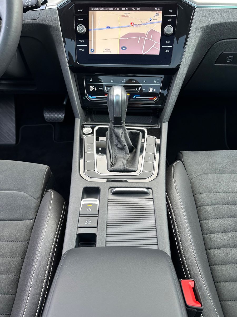 Fahrzeugabbildung Volkswagen Passat Variant 2.0 TDI DSG Elegance NAV+LED+PANO