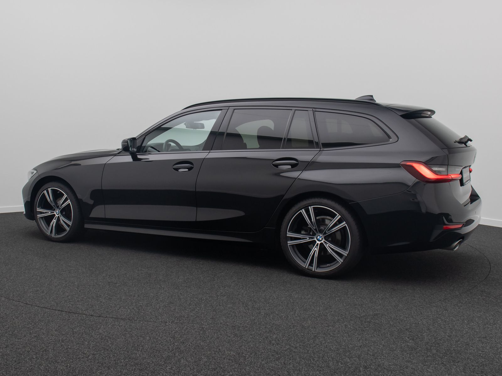 Fahrzeugabbildung BMW 320d ACC Alarm HUD DAB H/K Panoram Sportsitz 19"