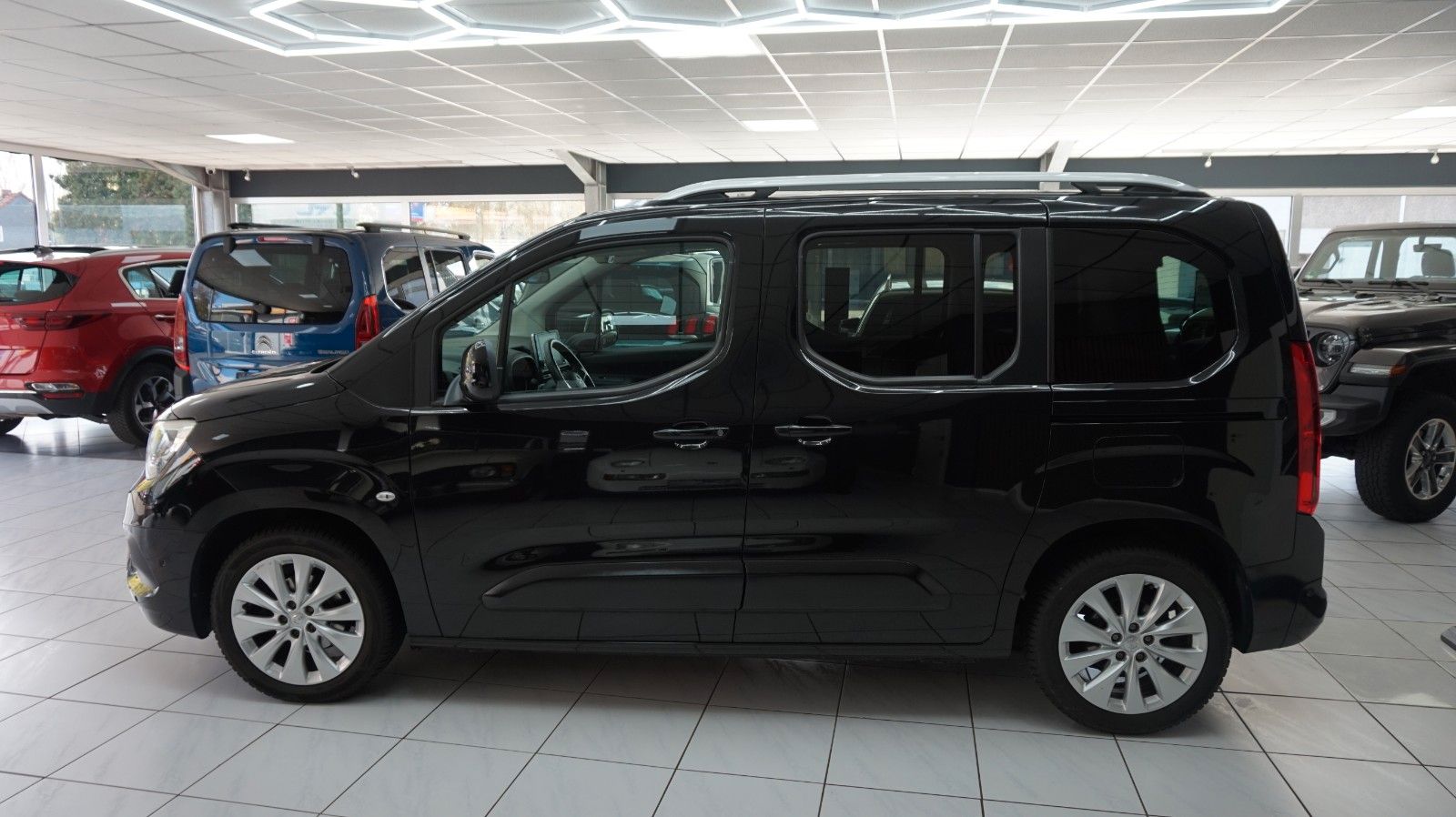 Fahrzeugabbildung Opel Life E Innovation 5,5 L. durch. Verbrauch
