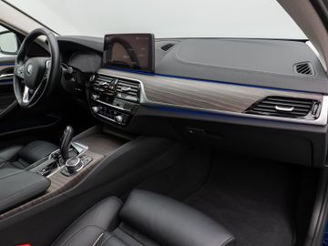Fahrzeugabbildung BMW 520d xD Luxury Line Kamera HUD DAB HiFi DisplKey