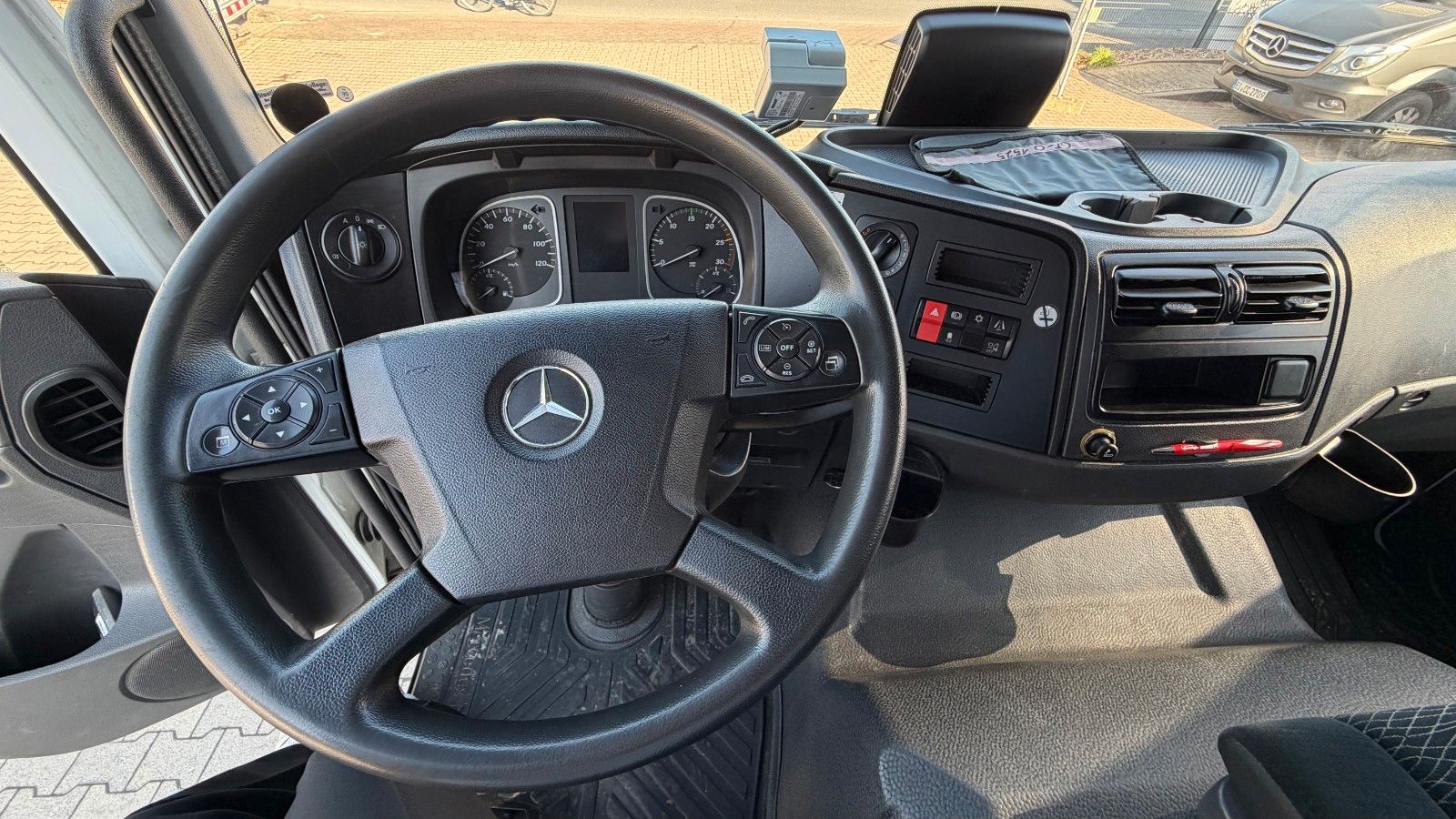 Fahrzeugabbildung Mercedes-Benz Atego 1524 Koffer LBW