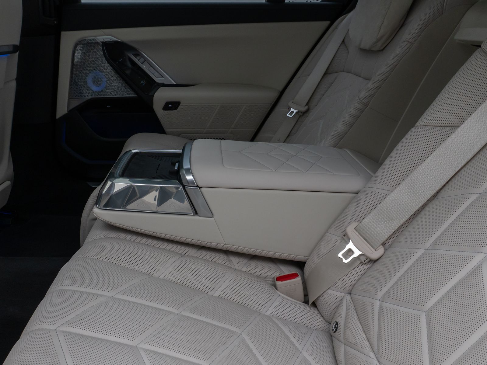 Fahrzeugabbildung BMW M760e Sky Lounge B&W Fond Ent M-Performance Voll