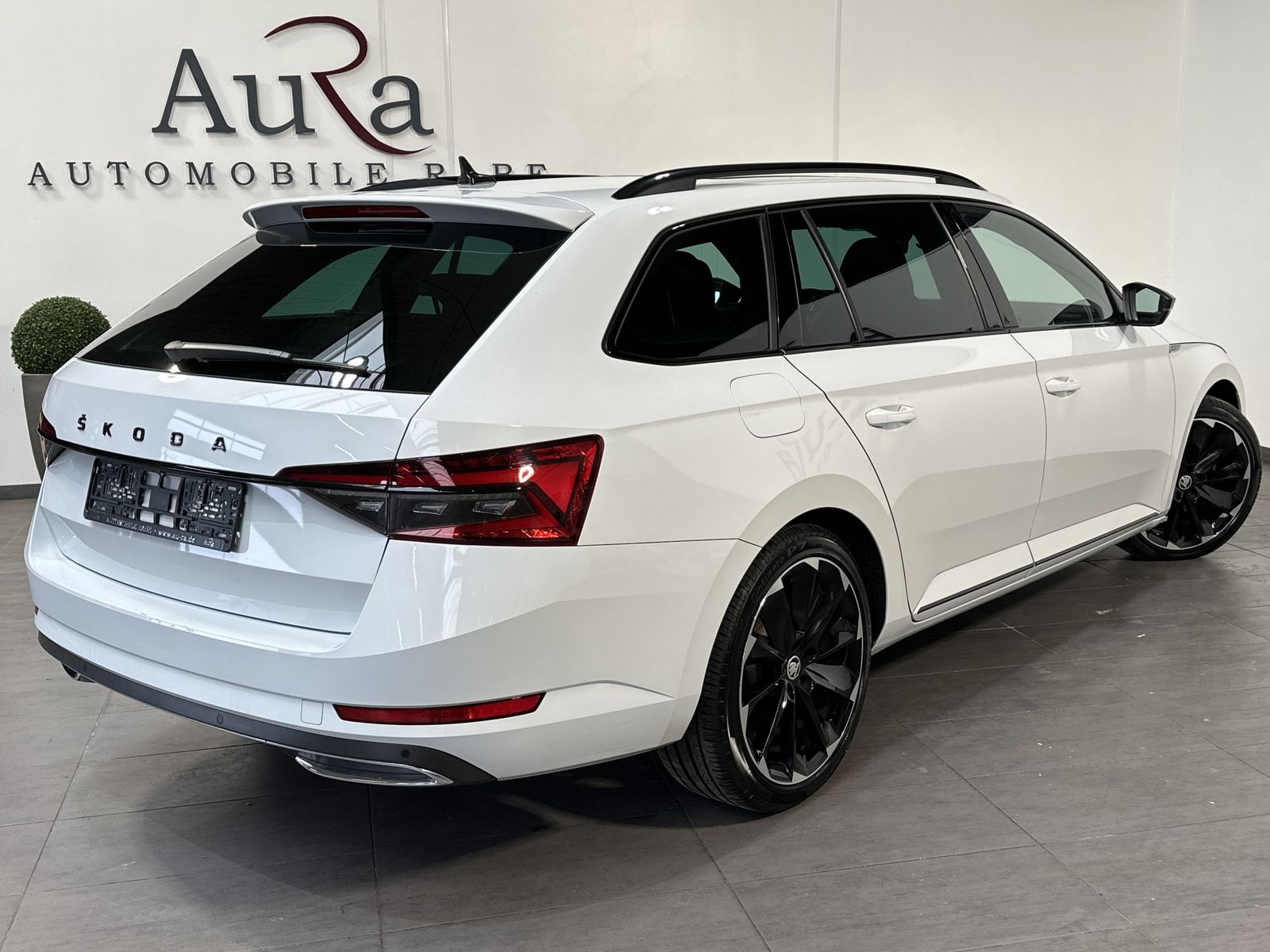 Fahrzeugabbildung SKODA Superb Combi 2.0 TDI DSG Sportline NAV+LED+PANO