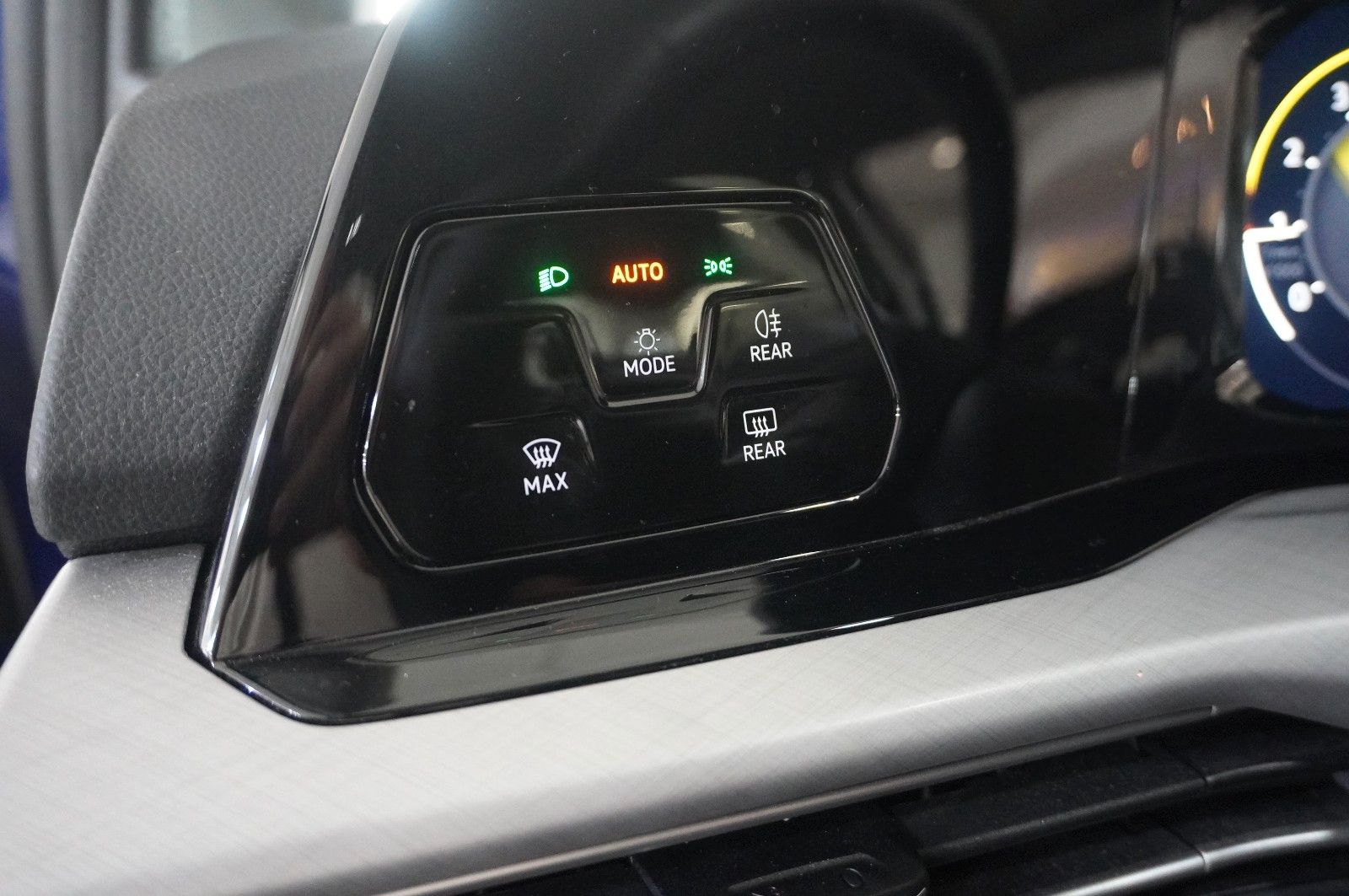 Fahrzeugabbildung Volkswagen Golf VIII Lim. 1.0 E-TSI DSG LIFE NAVI/LED/DAB+