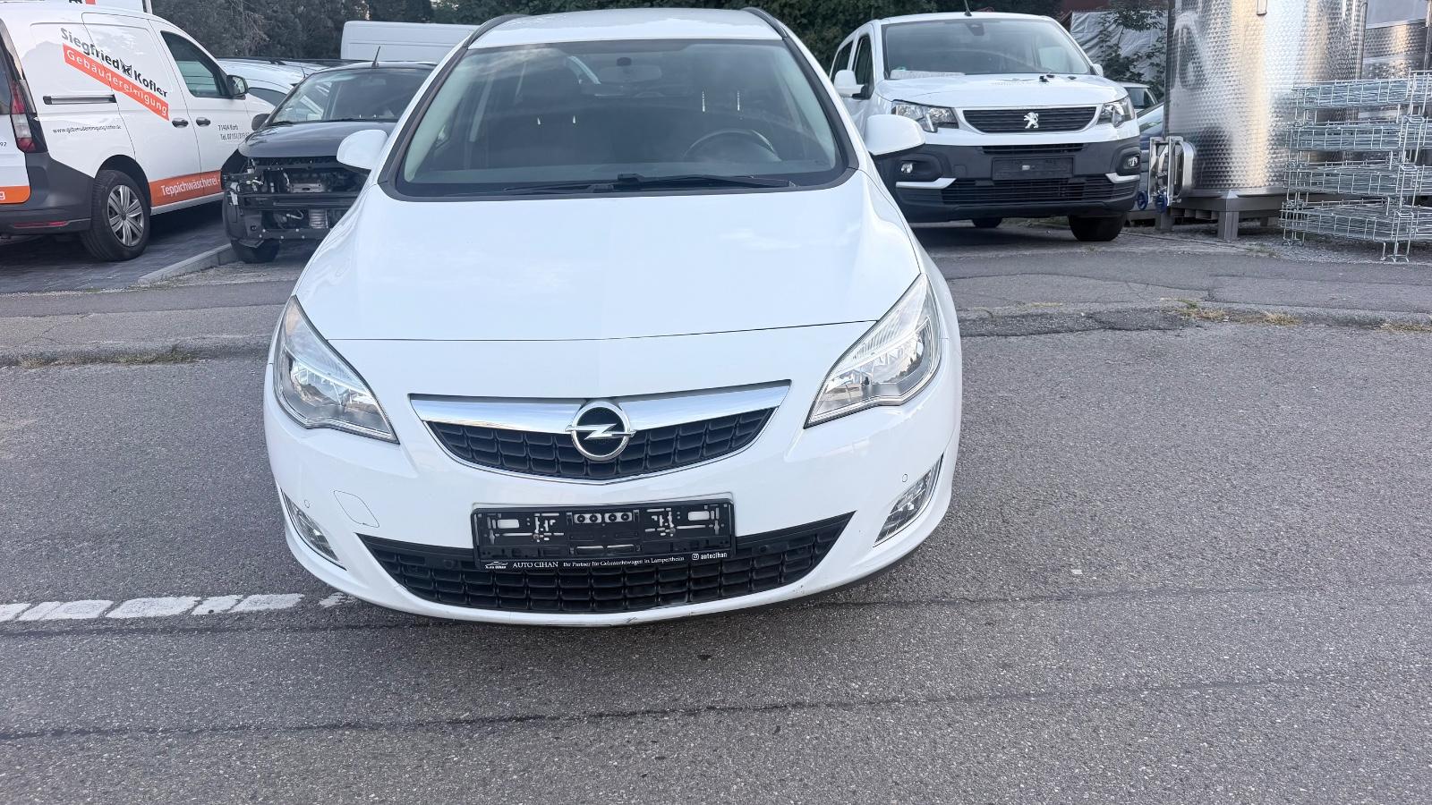 Opel Astra 2011 — photo 18