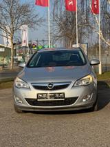 Opel Astra 1.4  - Opel Astra mit Benzin-Antrieb in Berlin: Kombi, Automatik