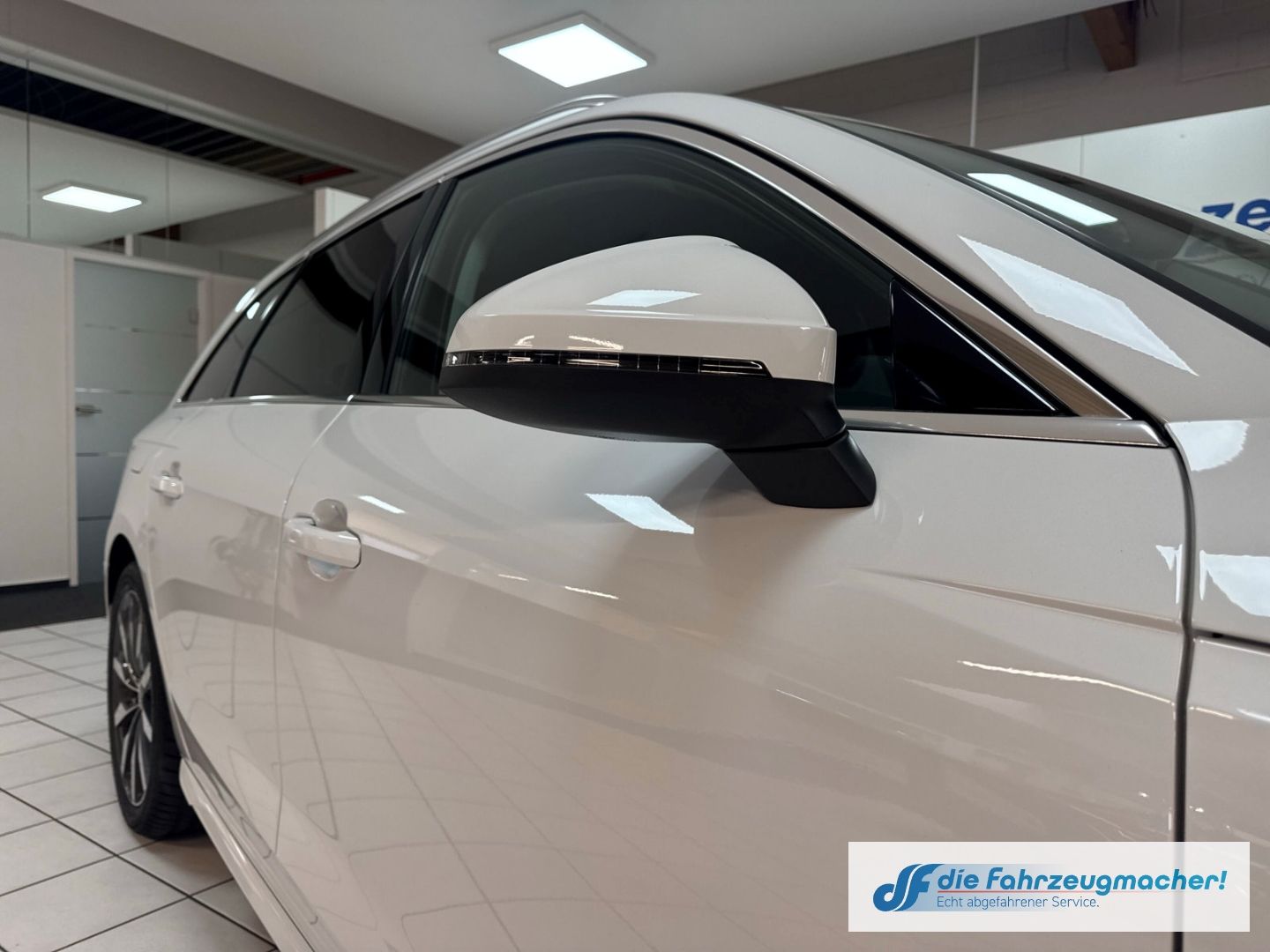 Fahrzeugabbildung Audi A4 Avant 40 TFSI advanced HUD Navi Soundsystem L
