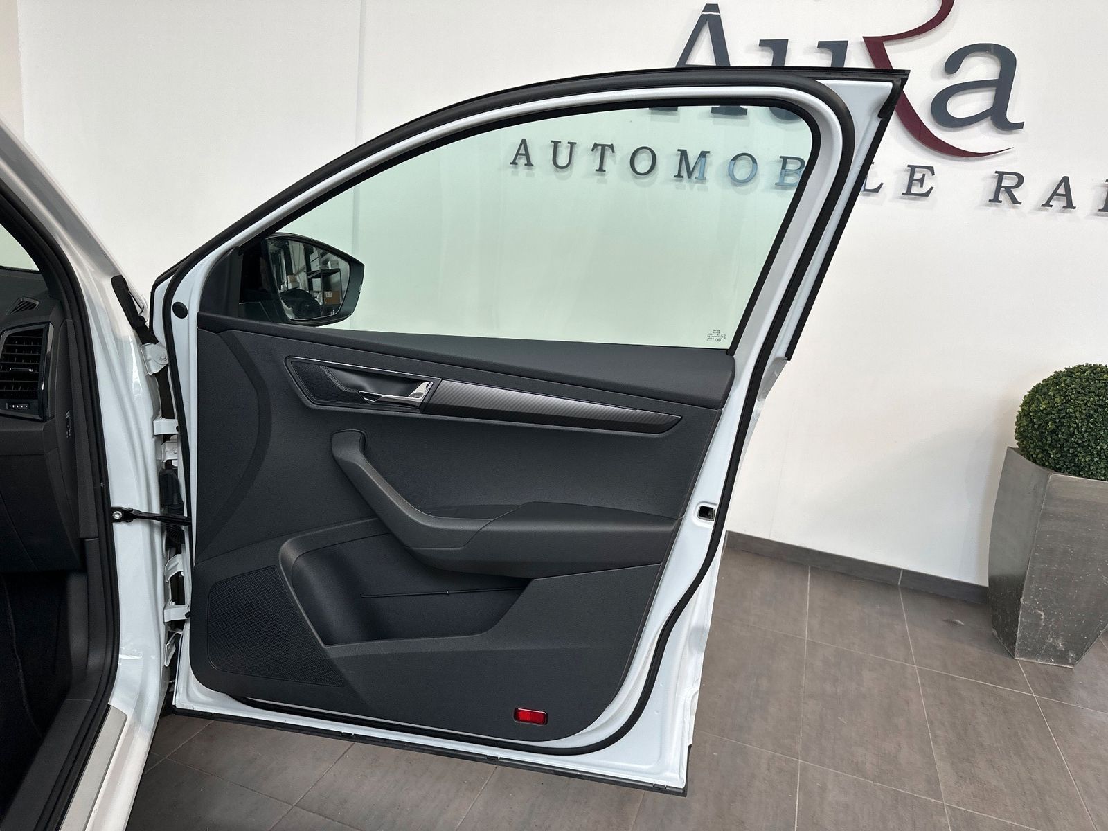 Fahrzeugabbildung SKODA Karoq 2.0 TDI DSG 4x4 Sportline NAV+LED+ACC+KAM