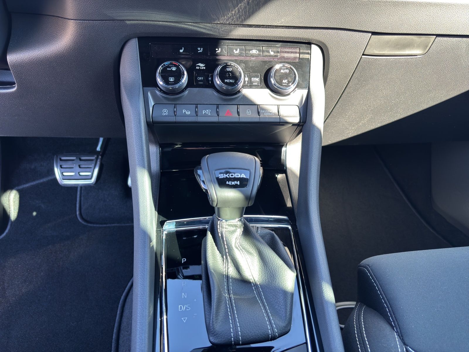 Fahrzeugabbildung SKODA Karoq Sportline 2.0 TSI 4x4 AHZ Matrix LED ACC C