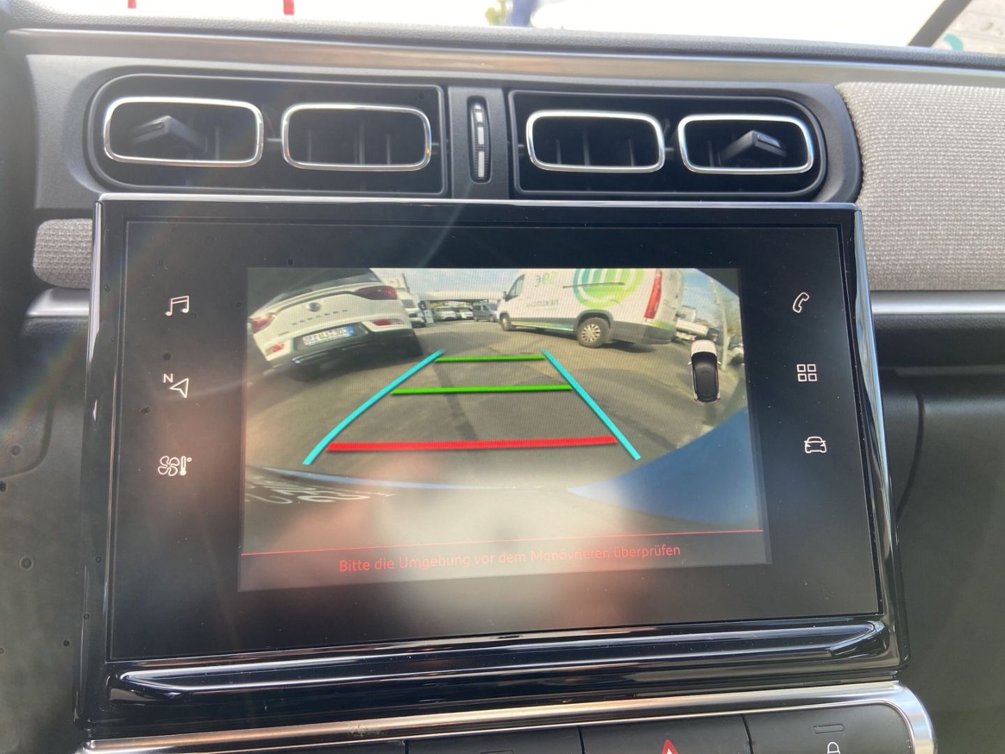 Fahrzeugabbildung Citroën C3 Shine 1.2 PureTech 110 Navi LED CarPlay Temp.