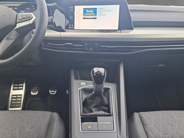 Fahrzeugabbildung Volkswagen Golf VIII TSI Move LED AID RFK SH LM