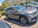Volkswagen Tiguan 2.0 TDI SCR 140kW DSG 4MOTION Highlin... - VW Tiguan Gebrauchtwagen in Solingen